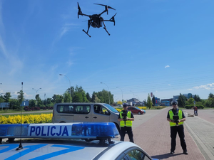 Policjanci podczas działań z wykorzystaniem drona