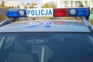 belka policyjnego radiowozu z napisem policja