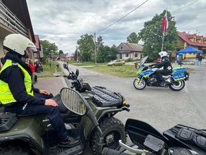 Policjanci zabezpieczali trasę wyścigu kolarskiego