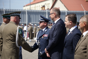 na zdjęciu gen. bryg. SG Andrzej Popko wręcza insp. Jarosławowi Tokarczykowi Złotą Odznakę Pamiątkową