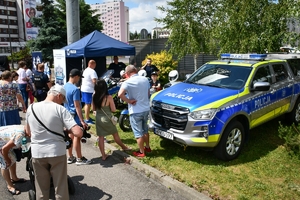 Policjanci przy stoisku policyjny wśród uczestników pikniku z okazji Dnia Dziecka na placu przed TVP w Rzeszowie