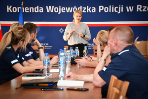 Policjanci podczas szkolenia w auli komendy wojewódzkiej.