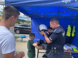 Policjanci promowali swoją służbę, na zdjęciu wspólnie z dziećmi