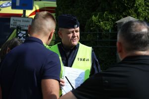 Ćwiczenia sztabowe. Policjant rozmawia z innymi osobami