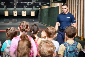 Dzieci i młodzież podczas wizyty w Oddziale Prewencji Policji w Rzeszowie - wraz z policjantami.