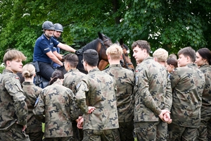 Dzieci i młodzież podczas wizyty w Oddziale Prewencji Policji w Rzeszowie - wraz z policjantami.