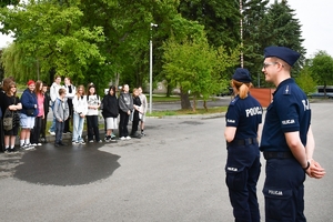 Dzieci i młodzież podczas wizyty w Oddziale Prewencji Policji w Rzeszowie - wraz z policjantami.