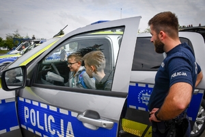 Dzieci i młodzież podczas wizyty w Oddziale Prewencji Policji w Rzeszowie - wraz z policjantami.