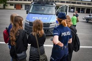 Dzieci i młodzież podczas wizyty w Oddziale Prewencji Policji w Rzeszowie - wraz z policjantami.