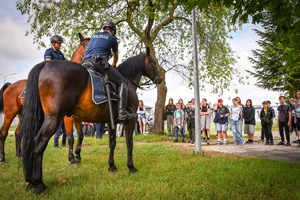 Dzieci i młodzież podczas wizyty w Oddziale Prewencji Policji w Rzeszowie - wraz z policjantami.