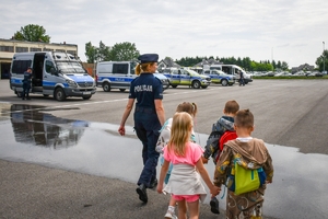 Dzieci i młodzież podczas wizyty w Oddziale Prewencji Policji w Rzeszowie - wraz z policjantami.