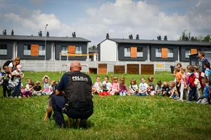 Dzieci i młodzież podczas wizyty w Oddziale Prewencji Policji w Rzeszowie - wraz z policjantami.