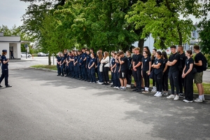 Dzieci i młodzież podczas wizyty w Oddziale Prewencji Policji w rzeszowie - wraz z policjantami.