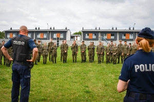 Dzieci i młodzież podczas wizyty w Oddziale Prewencji Policji w rzeszowie - wraz z policjantami.