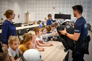 Dzieci i młodzież podczas wizyty w Oddziale Prewencji Policji w rzeszowie - wraz z policjantami.