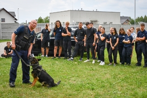 Dzieci i młodzież podczas wizyty w Oddziale Prewencji Policji w rzeszowie - wraz z policjantami.