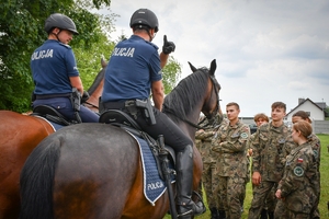 Dzieci i młodzież podczas wizyty w Oddziale Prewencji Policji w Rzeszowie - wraz z policjantami.