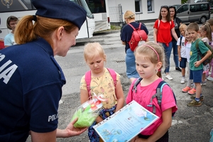 Dzieci i młodzież podczas wizyty w Oddziale Prewencji Policji w Rzeszowie - wraz z policjantami.