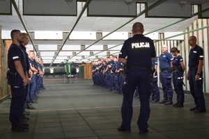 Policjanci podczas zmagań w konkursie na najlepszą parę patrolową. Na zdjęciu policjanci biorący udział w konkursie podczas konkurencji odbywającej się na strzelnicy.