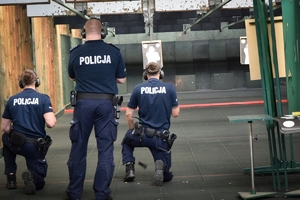 Policjanci podczas zmagań w konkursie na najlepszą parę patrolową. Na zdjęciu policjanci biorący udział w konkursie podczas konkurencji odbywającej się na strzelnicy.