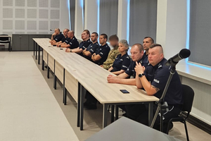 Policjanci podczas rozpoczęcia kursu. Policjanci siedzą w ławkach na auli OPP w Rzeszowie.