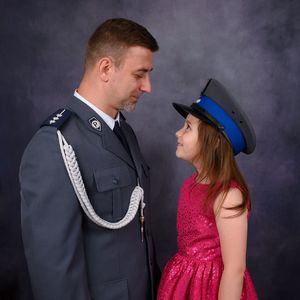 Policjanci wspólnie ze swoimi dziećmi