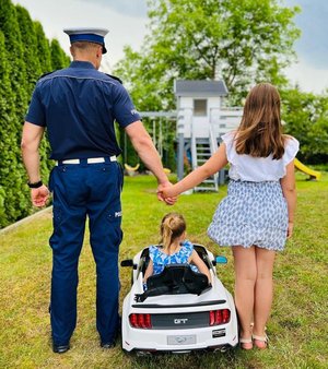Policjanci wspólnie ze swoimi dziećmi