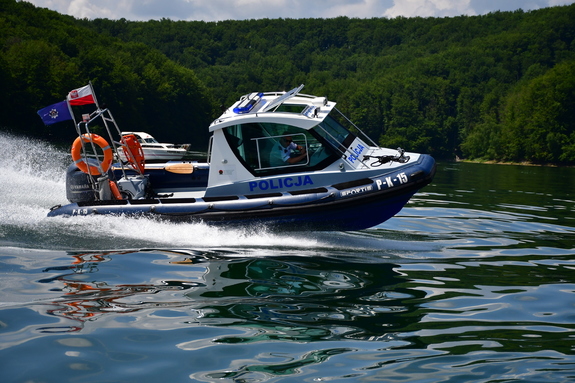 Policyjna łódka, pływająca na Jeziorze Solińskim