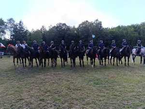 wspólne zdjęcie policjantów, przedstawicieli innych służb mundurowych na koniach