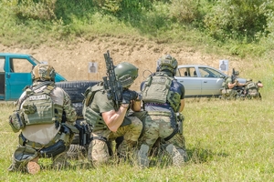 Policyjni kontrterroryści podczas ćwiczeń na strzelnicy.