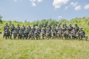 Policyjni kontrterroryści podczas ćwiczeń na strzelnicy.