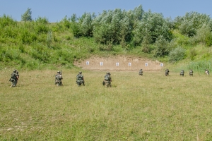 Policyjni kontrterroryści podczas ćwiczeń na strzelnicy.