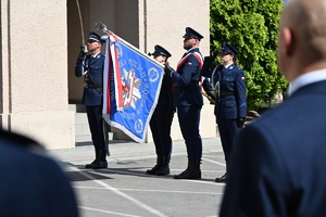 Policjanci oddają hołd poległym policjantom.