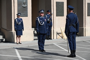 Policjanci oddają hołd poległym policjantom.