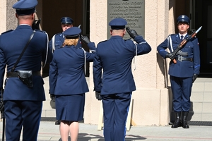 Policjanci oddają hołd poległym policjantom.