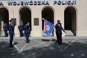 Policjanci oddają hołd poległym policjantom.