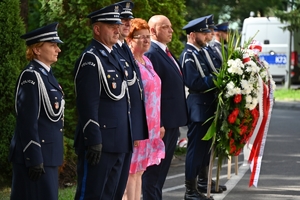 Policjanci oddają hołd poległym policjantom.