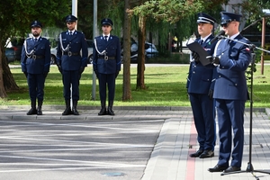 Policjanci oddają hołd poległym policjantom.