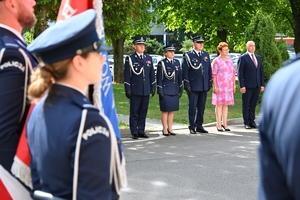 Policjanci oddają hołd poległym policjantom.