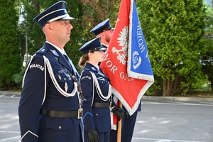 Policjanci oddają hołd poległym policjantom.