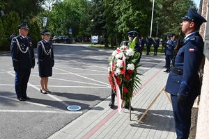 Policjanci oddają hołd poległym policjantom.