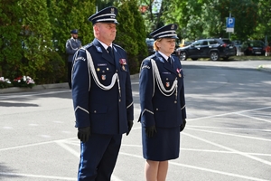 Policjanci oddają hołd poległym policjantom.