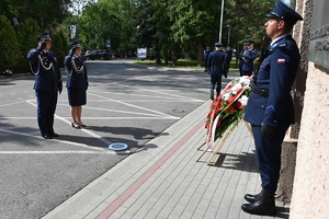 Policjanci oddają hołd poległym policjantom.