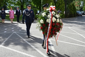 Policjanci oddają hołd poległym policjantom.