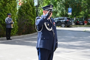 Policjanci oddają hołd poległym policjantom.