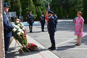 Policjanci oddają hołd poległym policjantom.