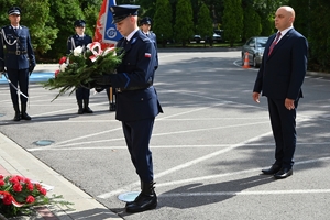 Policjanci oddają hołd poległym policjantom.