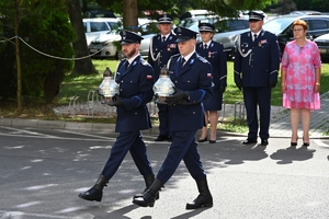 Policjanci oddają hołd poległym policjantom.