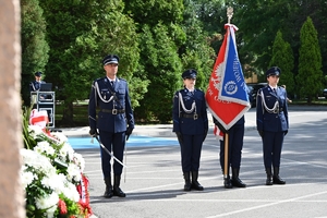 Policjanci oddają hołd poległym policjantom.