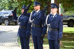 Policjanci oddają hołd poległym policjantom.